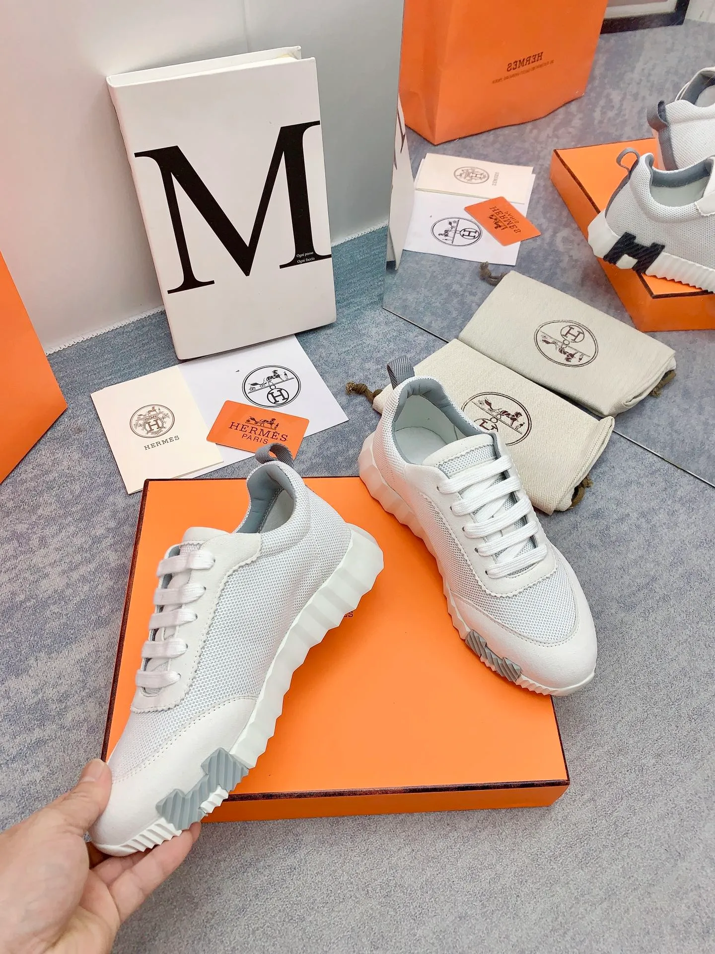 👟👟Ex-factory price 640👟👟 [Hermes] New Bouncing Couple 👫Sneakers. The most comfortable shoes from Hermès, no one else⃣️. They are very light on the feet and very beautiful. You will not feel tired when you go shopping and running around. 👍 The overall suede leather feels very good, very beautiful and very versatile. It is very light, comfortable and extremely light, suitable for both sports and leisure. It feels great to step on! 30+ men's and women's color combinations. You can choose, there will always be what you want~ ✅Fabric: Imported high mercerized sheep + original rain velvet ✅Inner: Imported silk sheepskin for lining insole ✅Outsole: Seamless combination of IP+TPU (multi-color letters) German technology irradiation machine ✅Code number: 35-41 for women and 38-46 for men (41 for women, 45.46 for men, customized and non-returnable)
